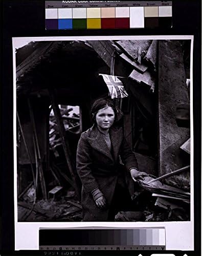 HistoricalFindings Fotó: Battersea Eset,London,Anglia,Lány Között Romok,második világháború,második VILÁGHÁBORÚ,1945,Kár,